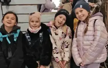 Oczekiwanie uczennic klasy 3 b na rozpoczęcie zwiedzania muzeum