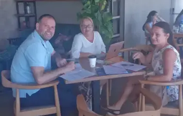 Darko z Serbii, Arlette i Agnieszka Barańska podczas zajęć warsztatowych