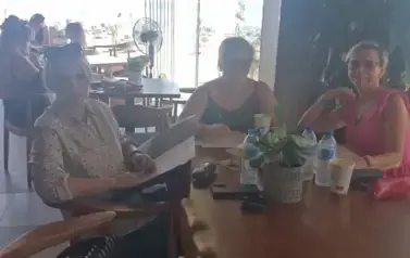Uczestniczki kursu językowego z lektorką Charis
