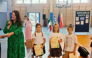 Trzy uczennice z nauczycielką