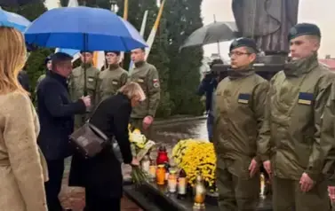 Zapalenie zniczy pod pomnikiem