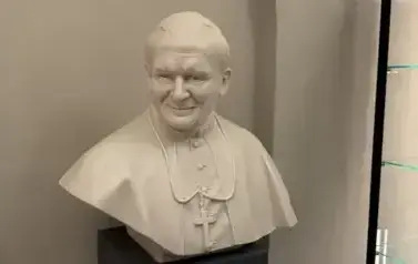 Popiersie Papieża - muzeum Ziemi Staszowskiej &ndash; sala św. Jana Pawła II
