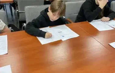 Uczniowie podczas rozwiązywania testu wiedzy