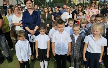 Pierwszoklasiści z klasy 1 a z wychowawczynią