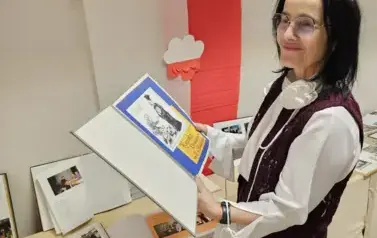 Polonistka Elżbieta Szymańska podczas oglądania kronik szkoły
