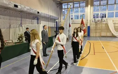 Poczty opuszczają halę sportową