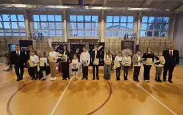Wszyscy laureaci konkursu fotograficznego i władze miasta Staszowa