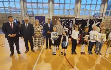 Nagrodzeni uczniowie z gośćmi wręczającymi nagrody i nauczycielami organizującymi konkurs