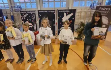 Laureaci konkursu z klas młodszych i starszych z nagrodami i dyplomami