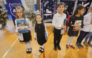 Laureaci konkursu z klas młodszych i starszych z nagrodami i dyplomami