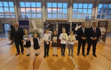 Laureaci konkursu z klas I - III i goście wręczający nagrody