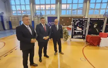 Wojewoda świętokrzyski, wicewojewoda i prezes FOŚiGW na tle dekoracji