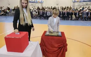 Przedstawiciele klasy V c podczas umieszczania symbolicznej tarczy na tabliczce pamiątkowej