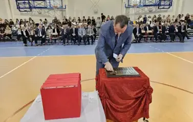 Wicedyrektor Rafał Konat podczas umieszczania symbolicznej tarczy na tabliczce pamiątkowej