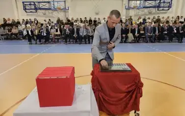 Rafał Orkisz podczas umieszczania symbolicznej tarczy na tabliczce pamiątkowej