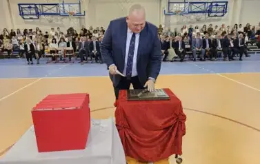 Ireneusz Kwiecjasz podczas umieszczania symbolicznej tarczy na tabliczce pamiątkowej