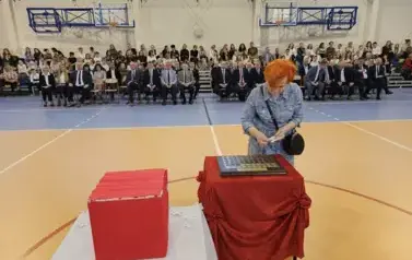 Była wicedyrektor szkoły Henryka Godzwon podczas umieszczania symbolicznej tarczy na tabliczce pamiątkowej