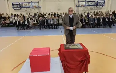 Jacek Sobieniak podczas umieszczania symbolicznej tarczy na tabliczce pamiątkowej