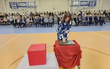 Patrycja Miska podczas umieszczania symbolicznej tarczy na tabliczce pamiątkowej.