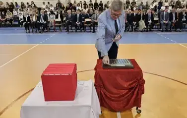 Prezes ZEC Jacek Marek podczas umieszczania symbolicznej tarczy na tabliczce pamiątkowej