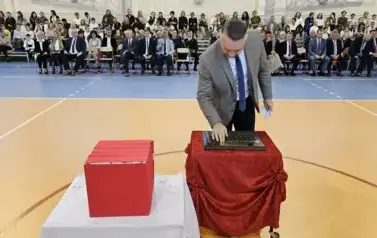 Prezes PGKiM Grzegorz Orzechowski podczas umieszczania symbolicznej tarczy na tabliczce pamiątkowej