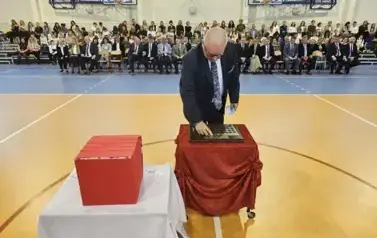 Przewodniczący FOŚiGW Jacek Sk&oacute;rski podczas umieszczania symbolicznej tarczy na tabliczce pamiątkowej