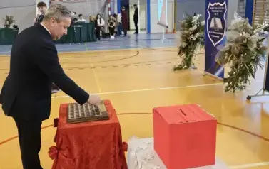 Burmistrz Leszek Kopeć podczas umieszczania symbolicznej tarczy na tabliczce pamiątkowej