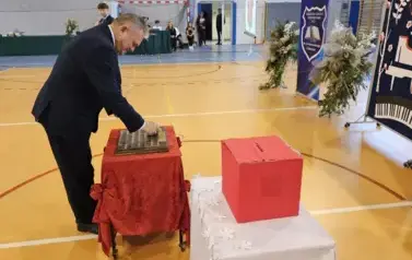 Starosta Romuald Zgrzywa podczas umieszczania symbolicznej tarczy na tabliczce pamiątkowej
