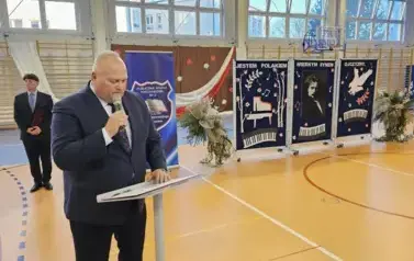 Przedstawiciel Rady Rodzic&oacute;w Ireneusz Kwiecjasz podczas przem&oacute;wienia