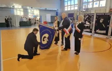Moment przekazania nowego sztandaru przez Radę Rodzic&oacute;w dyrektorowi Kubalskiemu