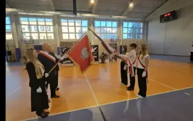 Symboliczne skrzyżowanie sztandar&oacute;w