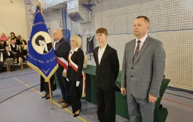 Poczet Rady Rodzic&oacute;w, przewodniczący Samorządu Uczniowskiego, wicedyrektor R. Konat podczas uroczystości