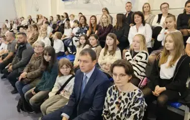 Nauczyciele, rodzice, uczniowie, pracownicy szkoły na widowni