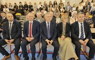 Przybyli na uroczystość goście na widowni