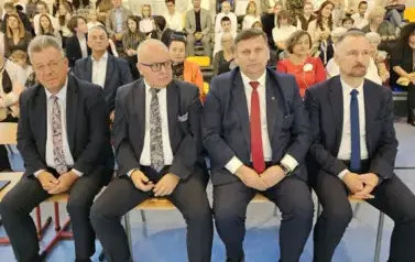 Przybyli na uroczystość goście na widowni