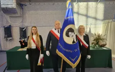 Poczet sztandarowy Rady Rodzic&oacute;w z nowym sztandarem