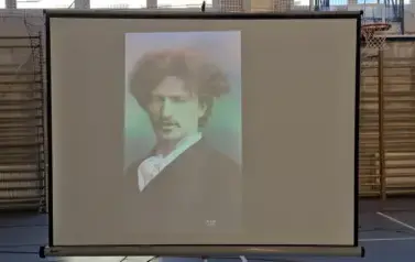 Na ekranie I. J. Paderewski ożywiony przez AI wita zebranych na uroczystości