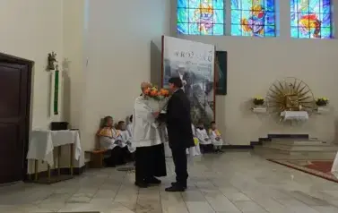 Dyrektor szkoły Dariusz Kubalski składa podziękowania na ręce księdza proboszcza Szczepana Janasa za uroczystą niedzielną mszę świętą w intencji szkoły