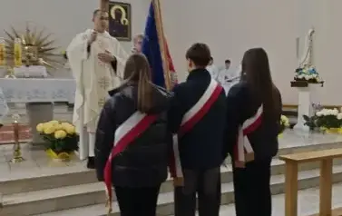Uroczysta niedzielna msza święta w intencji szkoły - poświęcenie nowego sztandaru szkoły