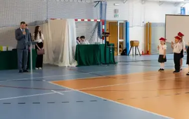 Wicedyrektor szkoły odczytuje tekst ślubowania