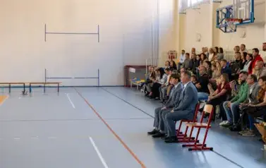 Dyrektorzy Szkoły i zaproszeni goście oglądają program artystyczny