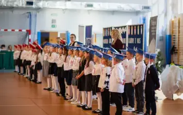 Klasa pierwsza b podczas recytacji wiersza