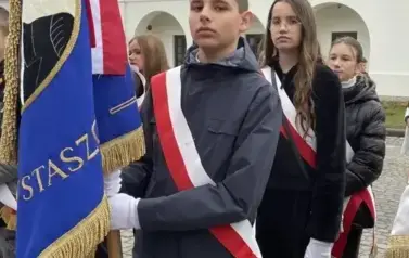 Uczniowie reprezentujący szkołę w pocztach sztandarowych podczas obchod&oacute;w 107 rocznicy Odzyskania Niepodległości