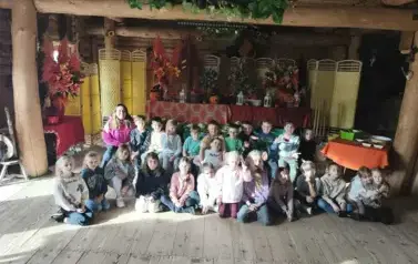 Klasa 2 a w wiejskiej chacie w Dębnie