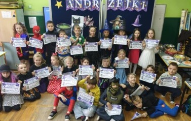 Klasa 1b podczas zabawy andrzejkowej