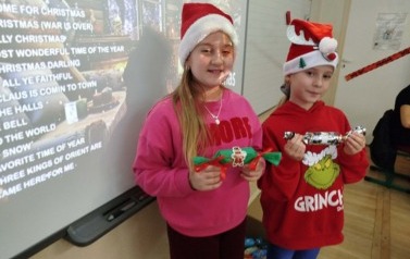 Uczennice z christmas crackers