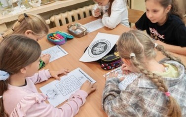 Pięć uczennic rozwiązuje działania