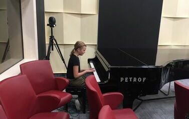 Julia przy fortepianie w studio w kt&oacute;rym nagrywane są koncerty i słuchowiska