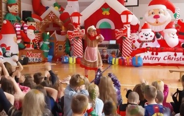 Zabawa ruchowa dzieci z prowadzącą