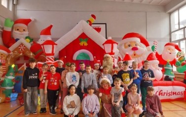 Zdjęcie grupowe na tle dekoracji